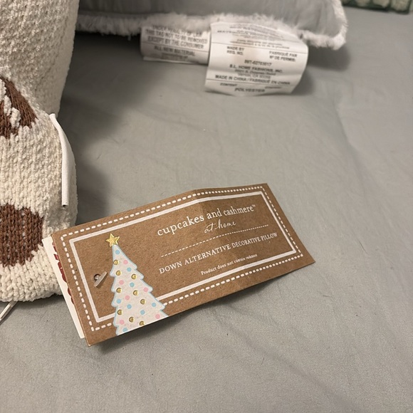 Cupcakes and cashmere gingerbread pillow - Picture 3 of 4